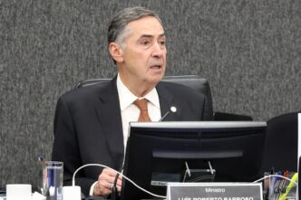 Ministro Luís Roberto Barroso em evento do STF, com legenda sobre sua alta hospitalar.