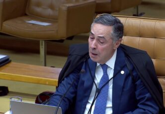 Ministro Luís Roberto Barroso em sessão no STF, após anunciar sua aposentadoria.