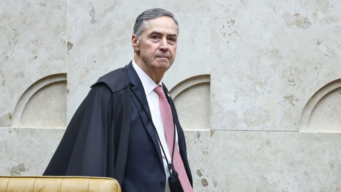 Ministro Luís Roberto Barroso em sessão do STF, indicando possível aposentadoria antecipada.