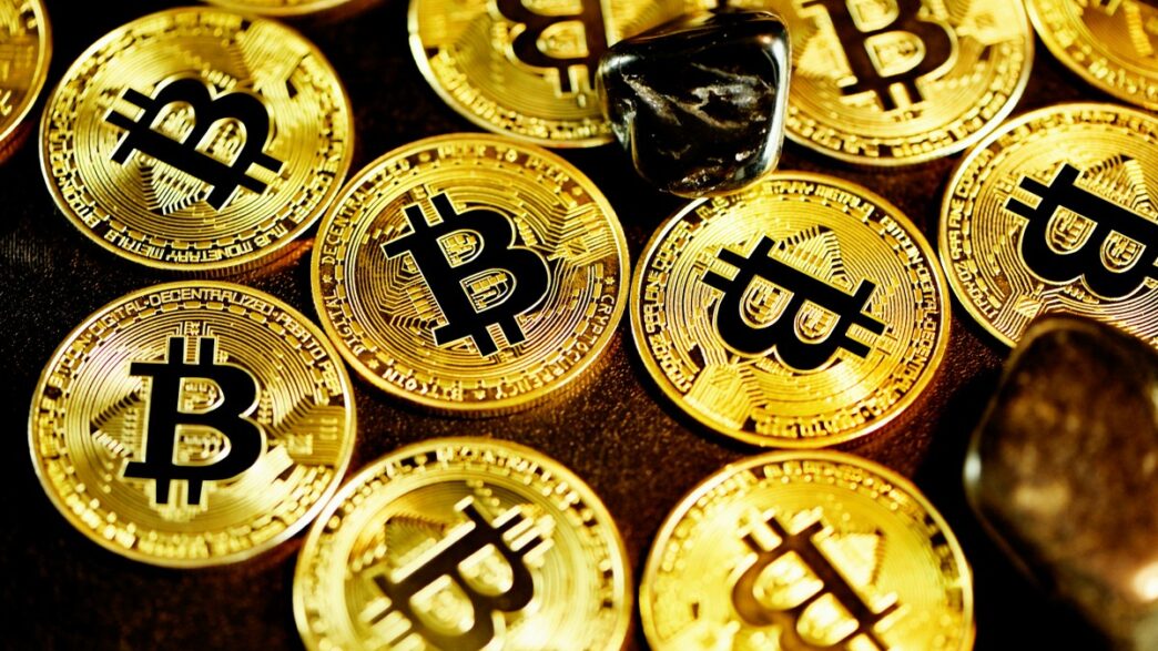 Bitcoin cai ETFs positivo — foto ilustrativa