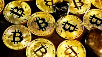 Bitcoin cai ETFs positivo — foto ilustrativa