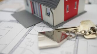 Construção de casa em foco, representando o mercado de crédito imobiliário e o impacto do teto de juros de 12% discutido pela ABBC.