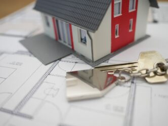 Construção de casa em foco, representando o mercado de crédito imobiliário e o impacto do teto de juros de 12% discutido pela ABBC.