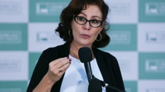 Carla Zambelli em coletiva de imprensa, aguardando parecer sobre extradição para o Brasil.