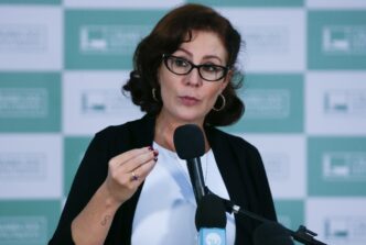 Carla Zambelli em coletiva de imprensa, aguardando parecer sobre extradição para o Brasil.