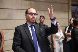 Carlos Bolsonaro em coletiva de imprensa no Rio de Janeiro, comentando sobre a situação do ex-presidente.