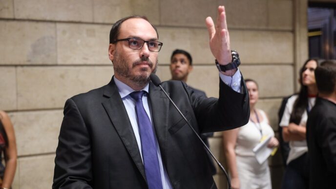 Carlos Bolsonaro em coletiva de imprensa no Rio de Janeiro, comentando sobre a situação do ex-presidente.