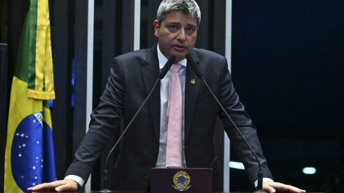 Senador Carlos Portinho, autor do projeto que realoca verba para Defesa.
