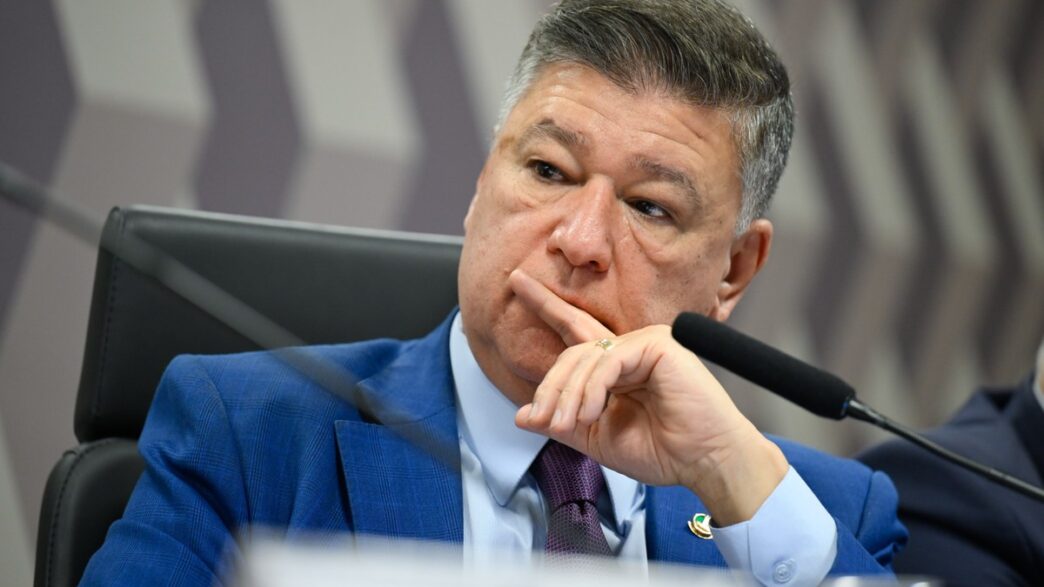 Senador Carlos Viana, presidente da CPI do INSS, em evento oficial.