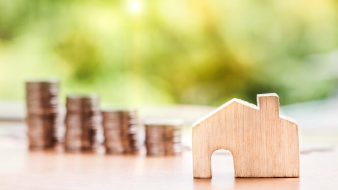 Casa com símbolo de dinheiro em frente, representando o mercado imobiliário e o custo de moradia. Estudo do BC sobre crédito imobiliário.