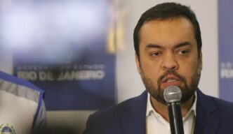 Cláudio Castro, governador do Rio de Janeiro, solicita vagas em presídios federais.