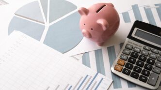 Objetos relacionados à educação e economia em um close-up, simbolizando o orçamento e as diretrizes da LDO.