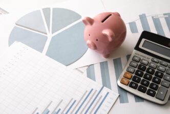 Objetos relacionados à educação e economia em um close-up, simbolizando o orçamento e as diretrizes da LDO.