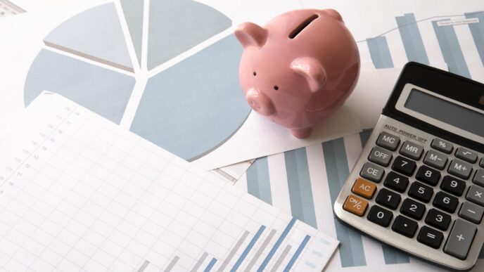 Objetos relacionados à educação e economia em um close-up, simbolizando o orçamento e as diretrizes da LDO.