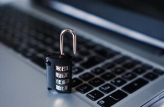 Computador exibindo código de programação, representando ataque hacker à FictorPay.