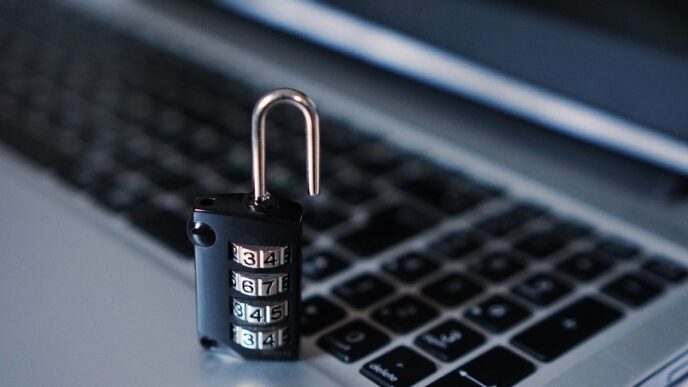 Computador exibindo código de programação, representando ataque hacker à FictorPay.