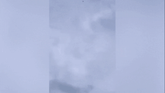 Animação de drone atacando com explosivos, relacionado ao uso de tecnologia militar pelo CV.