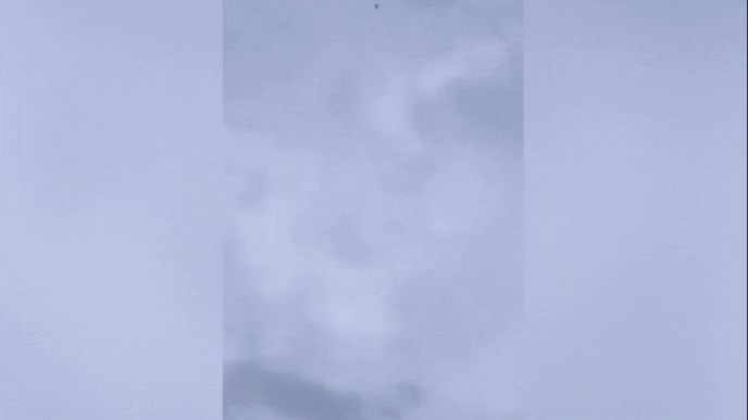 Animação de drone atacando com explosivos, relacionado ao uso de tecnologia militar pelo CV.