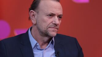 Edinho Silva, presidente nacional do PT, discursa em evento político, acusando Trump de ameaçar a América do Sul.