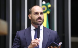Deputado federal Eduardo Bolsonaro em Brasília, representando o caso em que sua defesa no STF foi designada à Defensoria Pública.