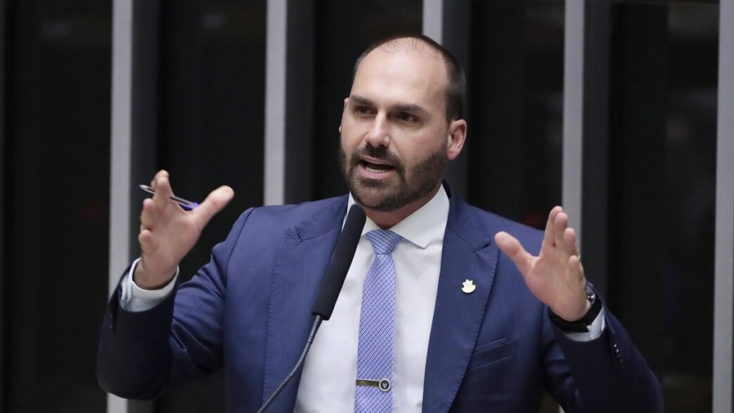 Deputado Eduardo Bolsonaro em sessão plenária da Câmara dos Deputados, em notícia sobre parecer da PGR sobre pedido de prisão.