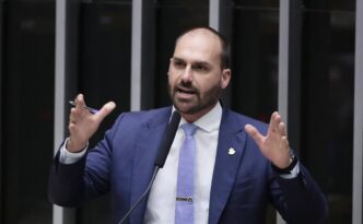 Deputado Eduardo Bolsonaro em sessão plenária da Câmara dos Deputados, em notícia sobre parecer da PGR sobre pedido de prisão.