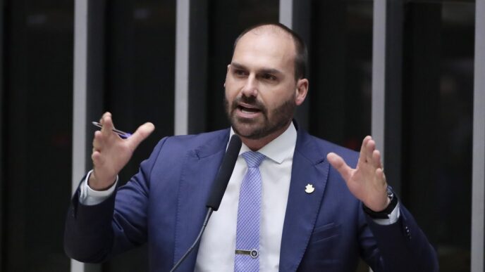 Deputado Eduardo Bolsonaro em sessão plenária da Câmara dos Deputados, em notícia sobre parecer da PGR sobre pedido de prisão.