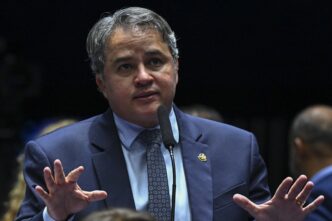 Senador Efraim Filho, presidente da CMO, discute o adiamento da votação da LDO 2026 e a busca por novas fontes de receita.