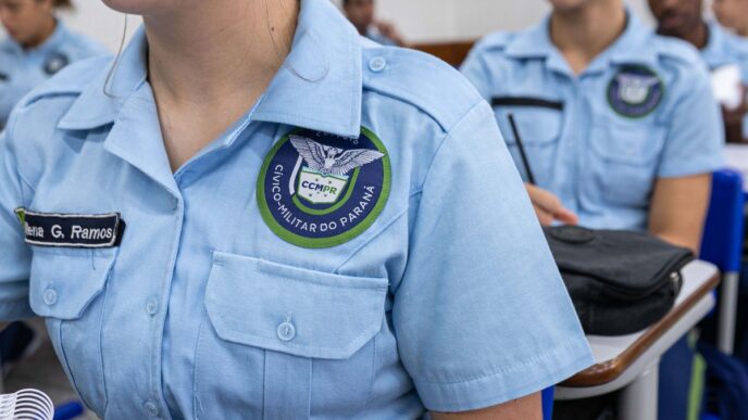 Estudantes em escola cívico-militar no Paraná, após aprovação de projeto de ampliação por deputados estaduais.