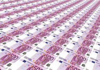 Moedas de Euro, símbolo da economia europeia e do BCE, representando a manutenção da taxa de juros pelo Banco Central Europeu.