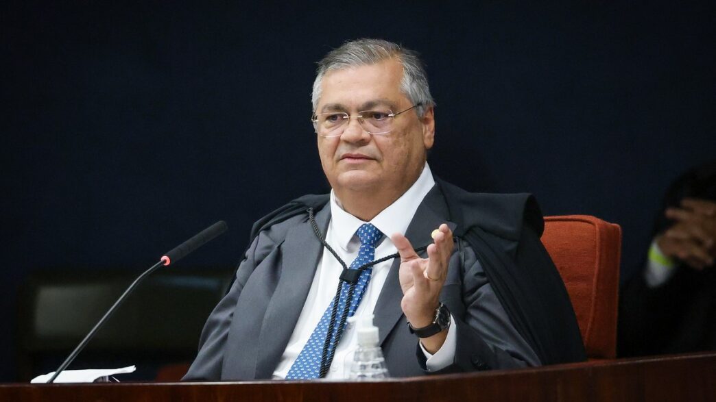Flávio Dino, Ministro do STF, em julgamento. Decisão amplia regras de transparência para emendas de Estados e municípios.