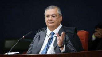 Flávio Dino, Ministro do STF, em julgamento. Decisão amplia regras de transparência para emendas de Estados e municípios.