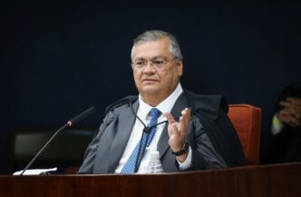 Flávio Dino, Ministro do STF, em julgamento. Decisão amplia regras de transparência para emendas de Estados e municípios.