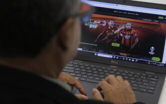 Plataformas de apostas online em destaque e um gráfico simbólico de aumento de impostos.