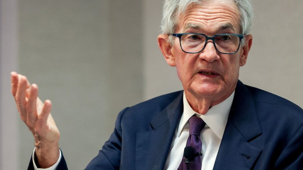 Jerome Powell em coletiva de imprensa após decisão sobre taxa de juros nos EUA, falando sobre o impacto do shutdown na economia americana.