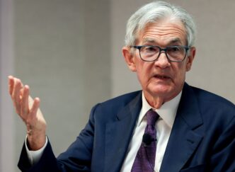 Jerome Powell em coletiva de imprensa após decisão sobre taxa de juros nos EUA, falando sobre o impacto do shutdown na economia americana.