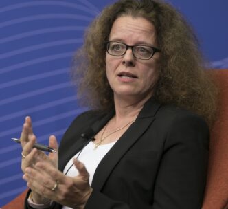 Isabel Schnabel, integrante do conselho executivo do Banco Central Europeu (BCE), defendendo o fortalecimento do papel internacional do euro.