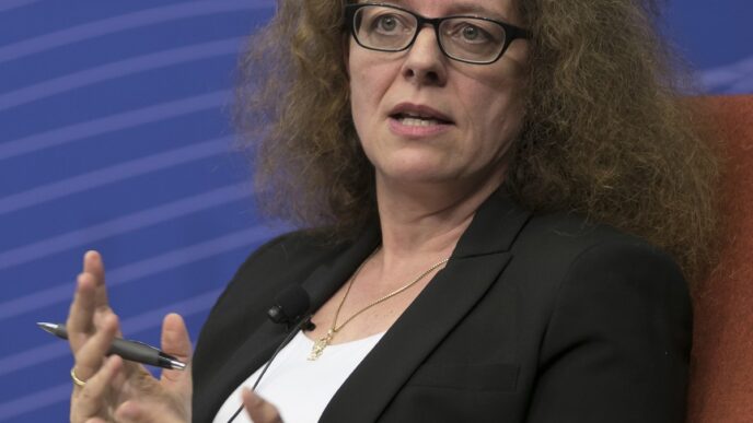Isabel Schnabel, integrante do conselho executivo do Banco Central Europeu (BCE), defendendo o fortalecimento do papel internacional do euro.