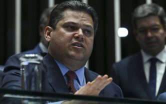 Davi Alcolumbre adia votação de projeto fiscal no Senado, com texto sobre tarifaço dos EUA.