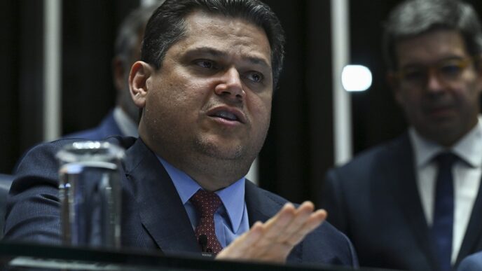 Davi Alcolumbre adia votação de projeto fiscal no Senado, com texto sobre tarifaço dos EUA.