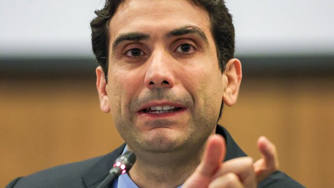 Gabriel Galípolo, presidente do Banco Central, em evento na Indonésia, analisando o cenário de desinflação no Brasil.