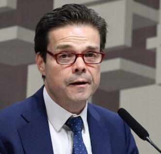 Nilton David, diretor de política monetária do Banco Central, em evento em Washington, discutindo incertezas econômicas e política monetária apertada.