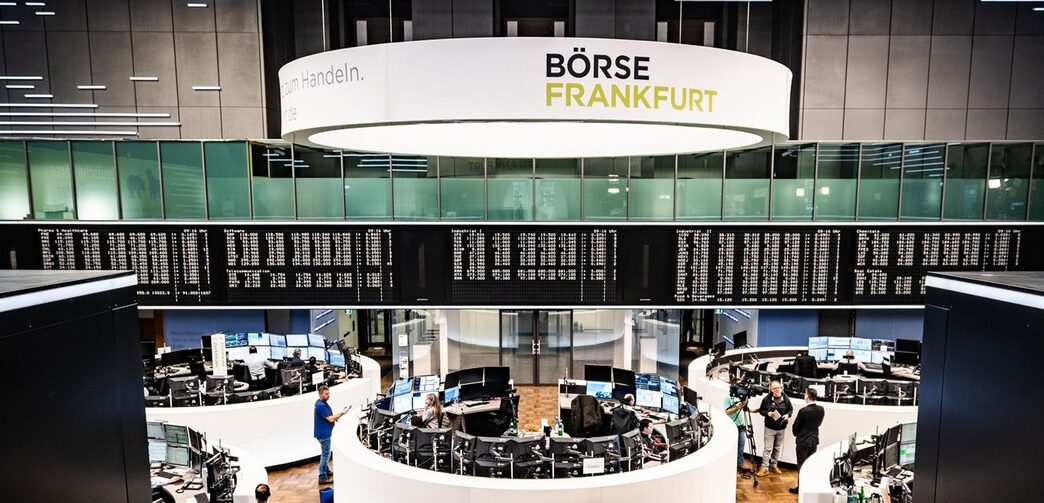 Gráfico da bolsa europeia em alta com influência das tensões comerciais.