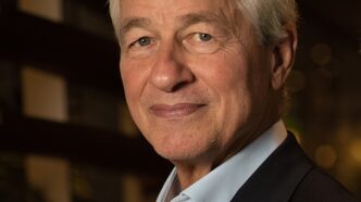CEO do J.P. Morgan, Jamie Dimon, visita Argentina em momento econômico delicado, focado em analisar o cenário para o banco e o governo Milei.