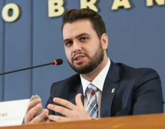 Filipe Martins, ex-assessor de Jair Bolsonaro, escreve petição ao ministro Alexandre de Moraes em caso golpista.
