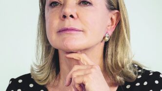 Gleisi Hoffmann em pronunciamento sobre política econômica, com foco na MP do IOF e acusações a Tarcísio de Freitas.