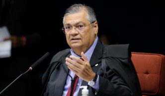 Representação visual de emendas parlamentares sendo analisadas por órgãos de controle.
