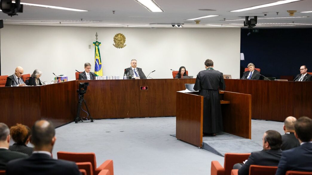 Primeira Turma do STF em sessão de julgamento do núcleo 4 da trama golpista.