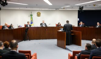 Primeira Turma do STF em sessão de julgamento do núcleo 4 da trama golpista.