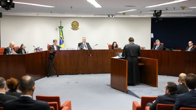 Primeira Turma do STF em sessão de julgamento do núcleo 4 da trama golpista.
